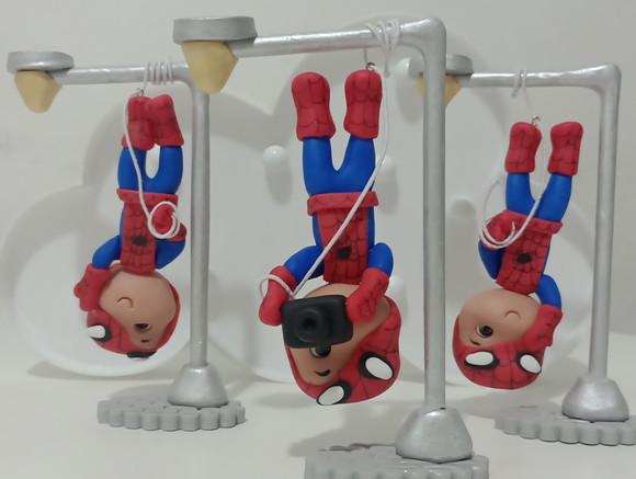 Enfeite Decorativo Biscuit Homem Aranha de Cabeça para Baixo