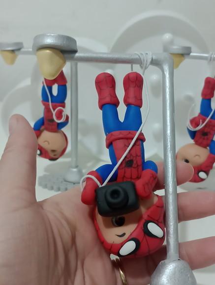 Enfeite Decorativo Biscuit Homem Aranha de Cabeça para Baixo