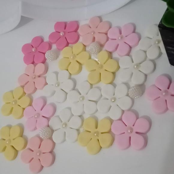 Flor com Pérola no Miolo de Biscuit Vinte Peças