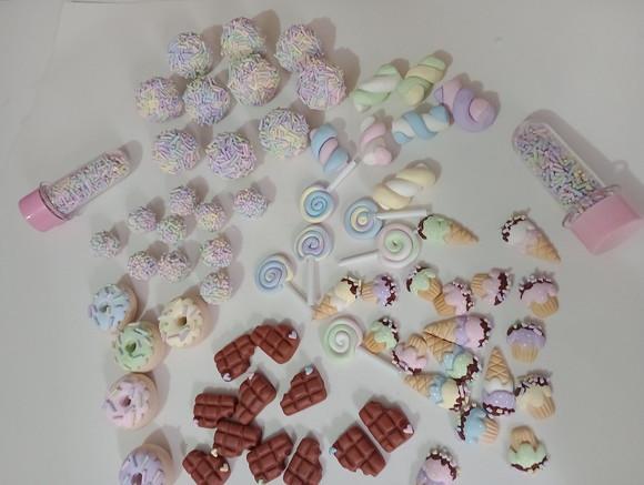 Kit Festa Doces de Biscuit Candy Color Quarenta e Duas Peças