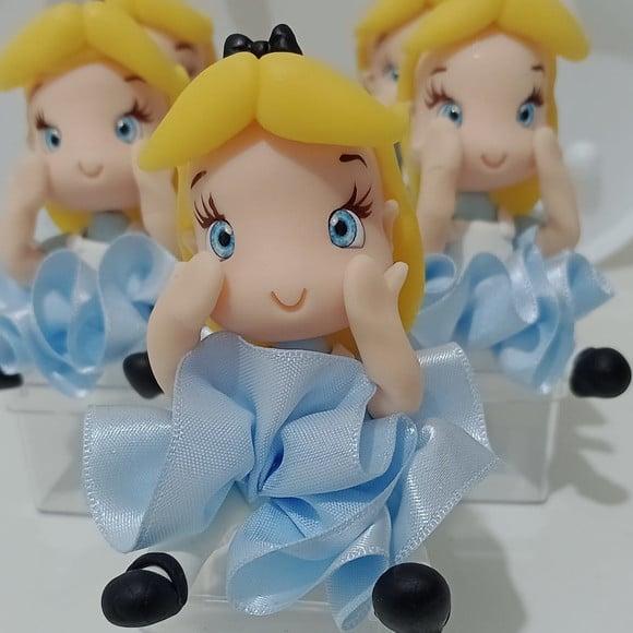 Lembrancinha Alice de Biscuit na Caixinha de Acrílico