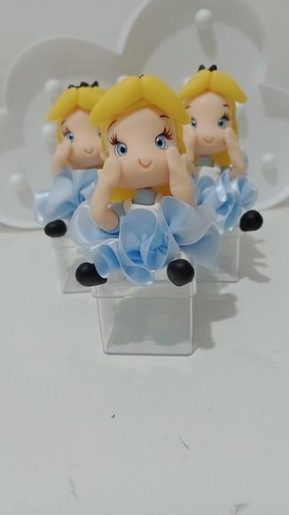 Lembrancinha Alice de Biscuit na Caixinha de Acrílico
