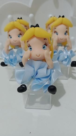 Lembrancinha Alice de Biscuit na Caixinha de Acrílico