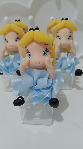 Lembrancinha Alice de Biscuit na Caixinha de Acrílico