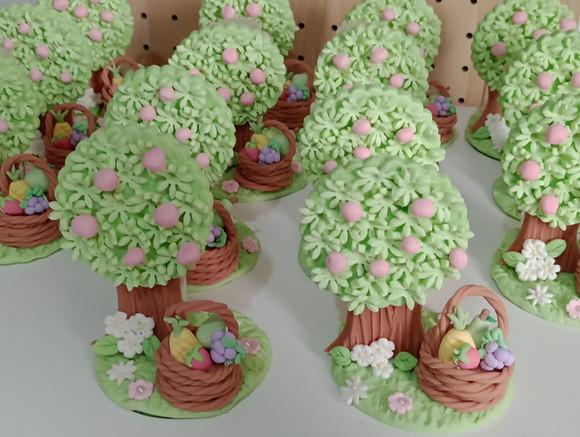 Lembrancinha Árvore com Cesta de Frutas de Biscuit e Tubete