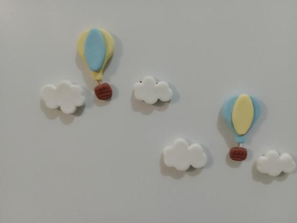 Lembrancinha Balãozinho com Nuvens de Biscuit com Ímã