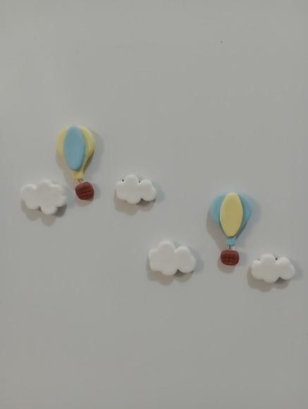 Lembrancinha Balãozinho com Nuvens de Biscuit com Ímã
