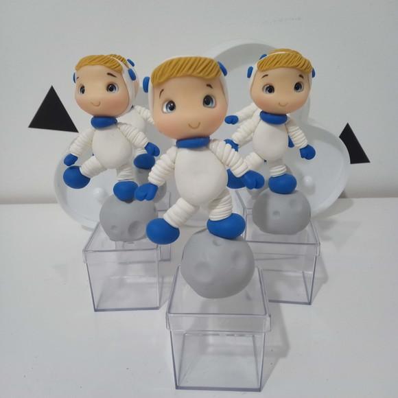 Lembrancinha Astronauta Lua Biscuit na Caixinha de Acrílico