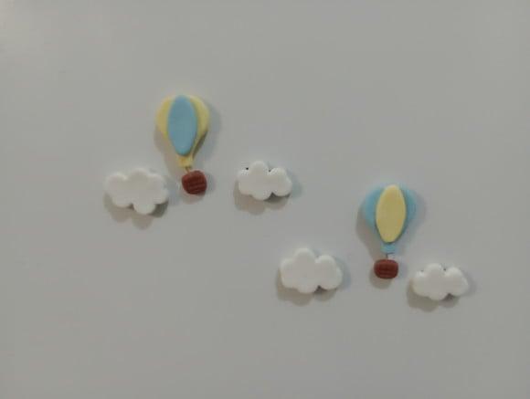 Lembrancinha Balãozinho com Nuvens de Biscuit com Ímã