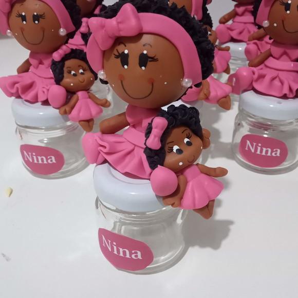 Lembrancinha Boneca Afro de Biscuit no Mini Potinho com Nome