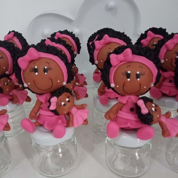 Lembrancinha Boneca Afro de Biscuit no Mini Potinho de Vidro