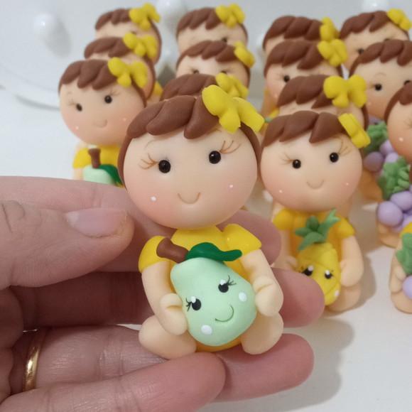 Lembrancinha Boneca com Frutinhas de Biscuit
