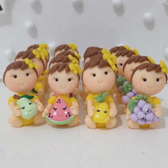 Lembrancinha Boneca com Frutinhas de Biscuit