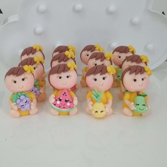 Lembrancinha Boneca com Frutinhas de Biscuit
