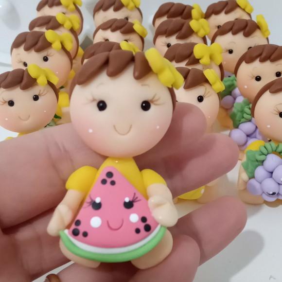 Lembrancinha Boneca com Frutinhas de Biscuit