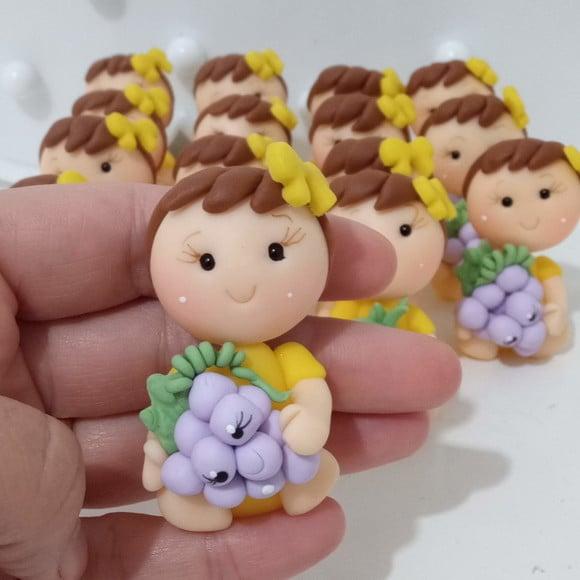 Lembrancinha Boneca com Frutinhas de Biscuit