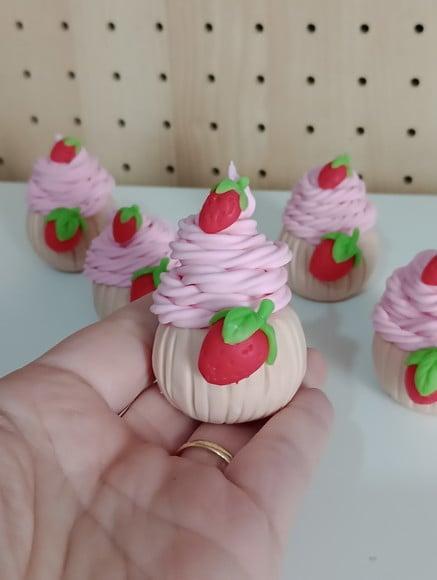 Lembrancinha Cupcake Moranguinho de Biscuit