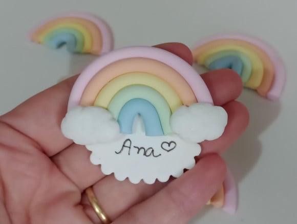Lembrancinha de Aniversário Arco-íris Ímã com Nome Biscuit