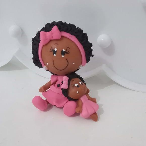 Lembrancinha de Biscuit Boneca Afro Segurando Bonequinha
