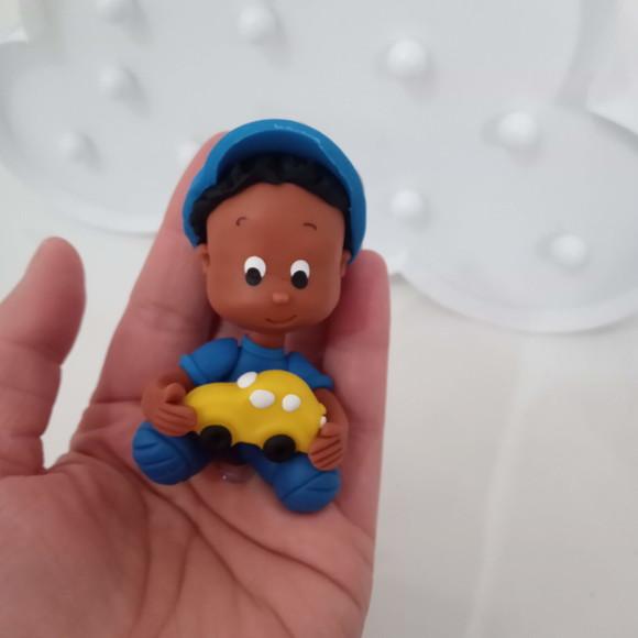 Lembrancinha de Biscuit Menino de Boné Segurando Carrinho
