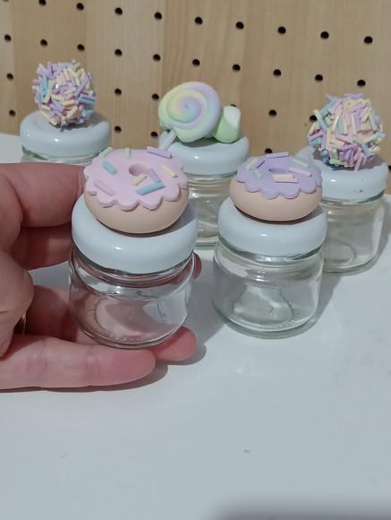Lembrancinha de Biscuit Doces no Mini Potinho