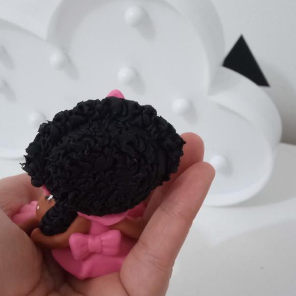 Lembrancinha de Biscuit Boneca Afro Segurando Bonequinha