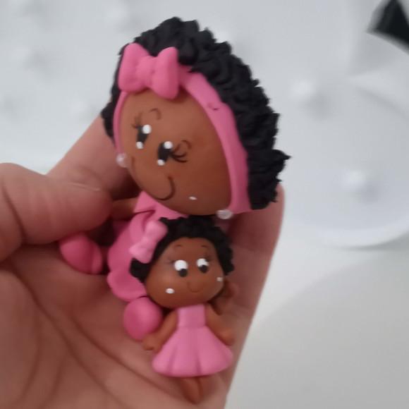 Lembrancinha de Biscuit Boneca Afro Segurando Bonequinha