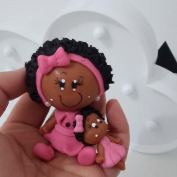 Lembrancinha de Biscuit Boneca Afro Segurando Bonequinha