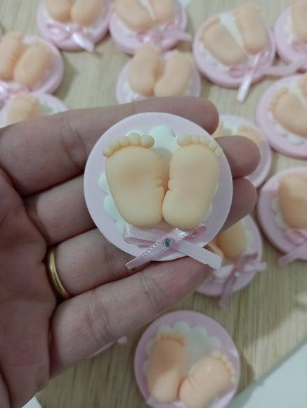 Lembrancinha de Maternidade Pezinho de Biscuit Ímã