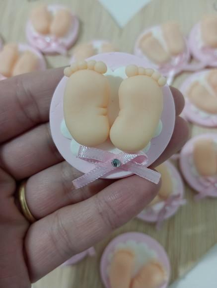 Lembrancinha de Maternidade Pezinho de Biscuit Ímã