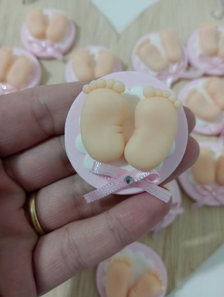 Lembrancinha de Maternidade Pezinho de Biscuit Ímã