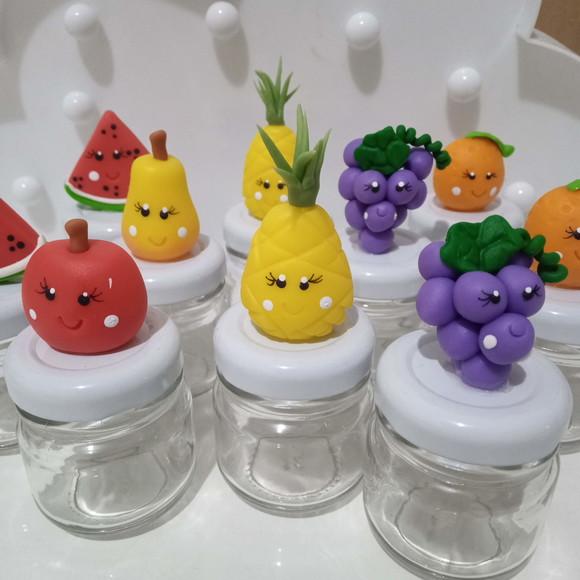 Lembrancinha Frutinha de Biscuit com Carinha no Mini Potinho