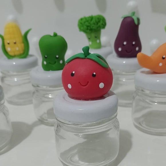 Lembrancinha Legumes de Biscuit com Carinha no Mini Potinho