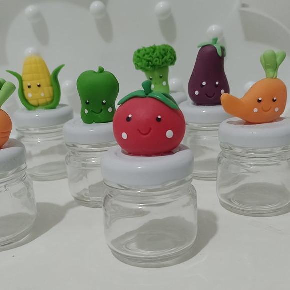 Lembrancinha Legumes de Biscuit com Carinha no Mini Potinho