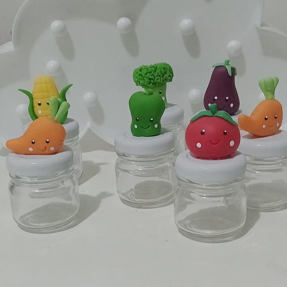 Lembrancinha Legumes de Biscuit com Carinha no Mini Potinho
