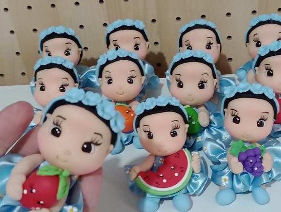 Lembrancinha Menina com Frutinhas de Biscuit