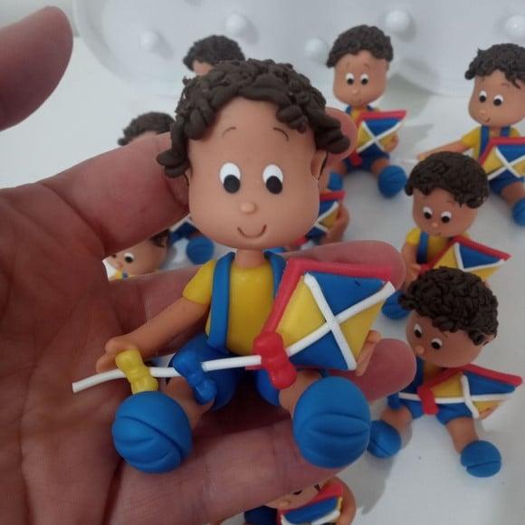 Lembrancinha Menino com Pipa de Biscuit
