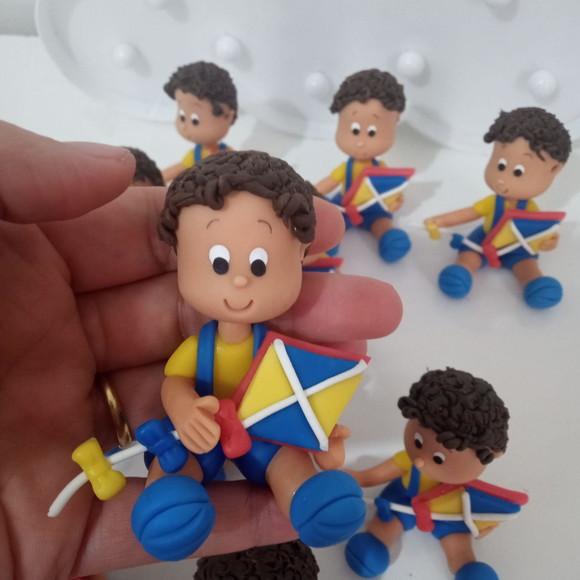 Lembrancinha Menino com Pipa de Biscuit