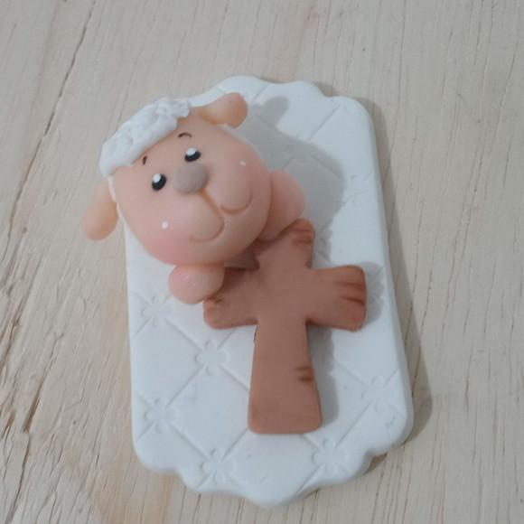 Lembrancinha Ovelha de Biscuit com Cruz