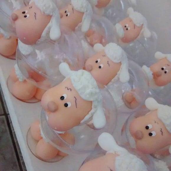 Lembrancinha Ovelha de Biscuit na Esfera Acrílica