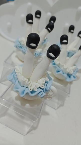 Lembrancinha Pernas da Alice de Biscuit Caixinha Acrílica