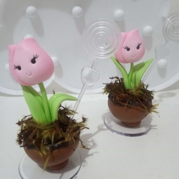 Lembrancinha Vaso de Tulipa de Biscuit com Porta Recados