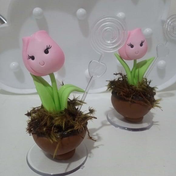 Lembrancinha Vaso de Tulipa de Biscuit com Porta Recados