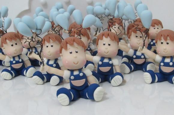 Menino com Balões de Biscuit