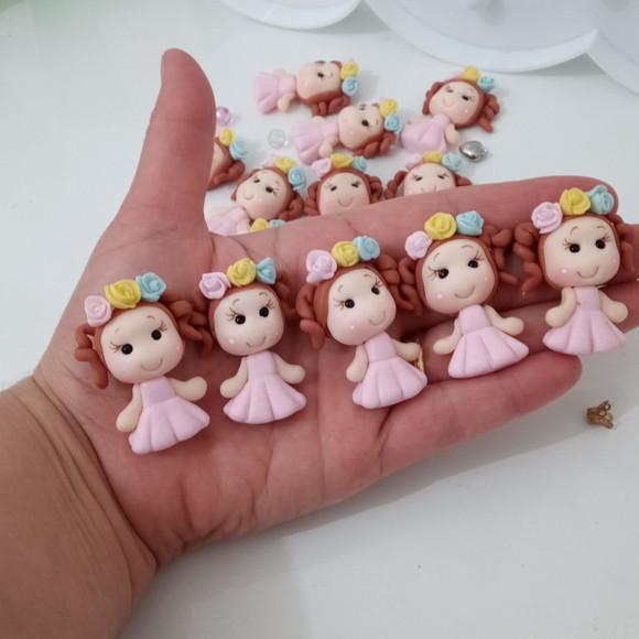 Mini Aplique Boneca com Florzinhas de Biscuit
