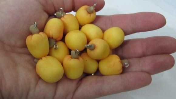 Mini Pingente Caju de Biscuit para Lembrancinhas ou Convites