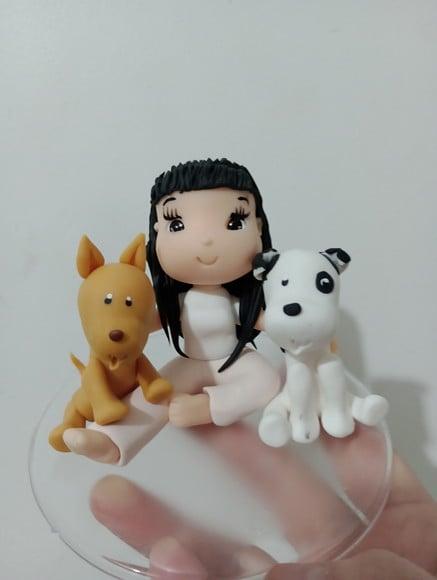 Topo de Bolo Adulto com Bonequinha e Cachorrinhos de Biscuit