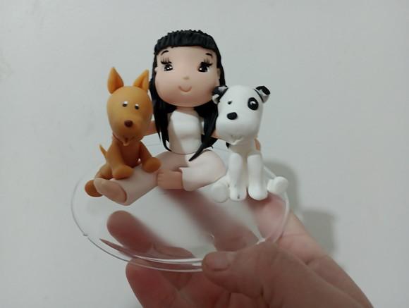 Topo de Bolo Adulto com Bonequinha e Cachorrinhos de Biscuit