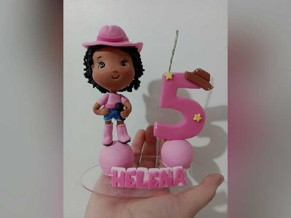 Topo de Bolo Boiadeira de Biscuit com Vela Personalizada