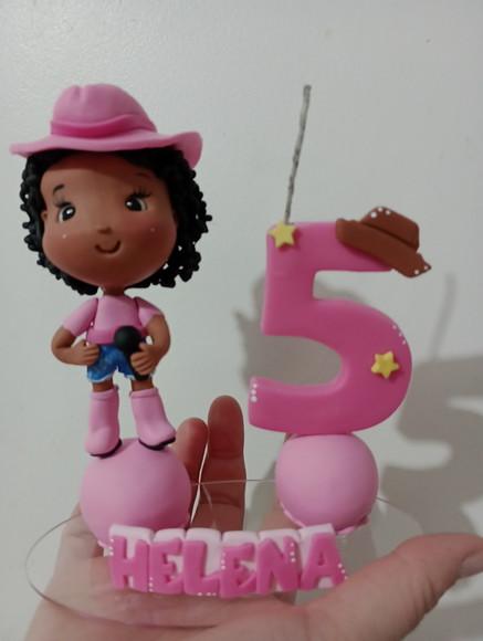 Topo de Bolo Boiadeira de Biscuit com Vela Personalizada